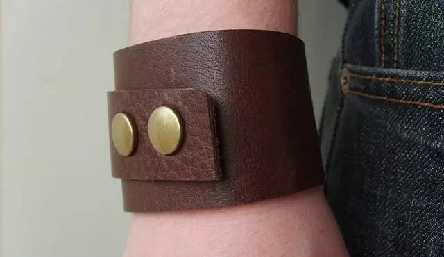 Wat kan van leer met jou eie hande gemaak word: armband, skede en saak