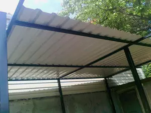 Hangars dans la cour d'une maison privée d'un revêtement de sol professionnel, photo des structures