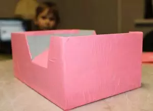 Bagaimana untuk membuat mesin kadbod untuk anak patung melakukannya sendiri dengan video