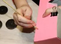 Kako narediti kartonski stroj za punčke, to počnete sami z videom