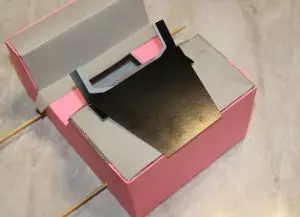 Hogyan készítsünk egy kartonpapír gépet a babákhoz Videóval