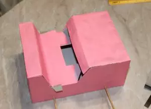 Како да направите картонска машина за кукли го правите тоа со видео