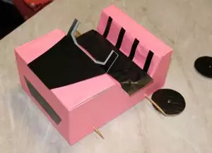 Cum să faci o mașină de carton pentru păpuși o faci cu video