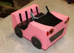 Cum să faci o mașină de carton pentru păpuși o faci cu video