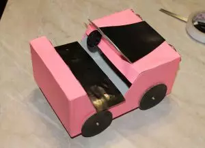 Kā padarīt kartona mašīnu lelles darīt to pats ar video