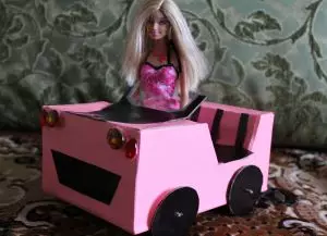 So erstellen Sie eine Kartonmaschine für Puppen Sie es selbst mit Video