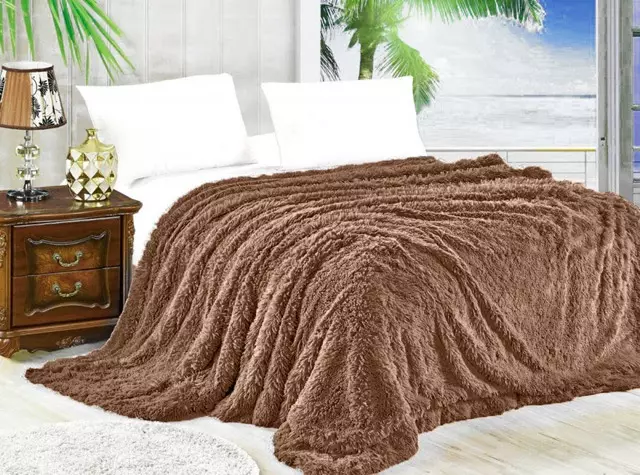 毛皮床罩在沙發或床上