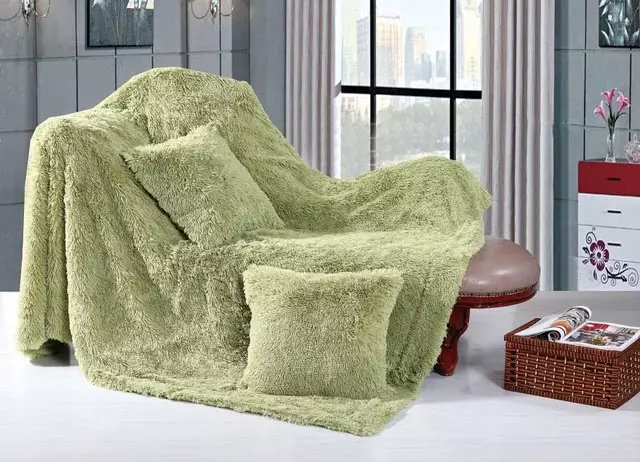 Bedspreads bulu di atas sofa atau katil