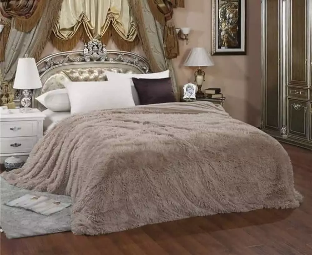 Bedspreads bulu di atas sofa atau katil