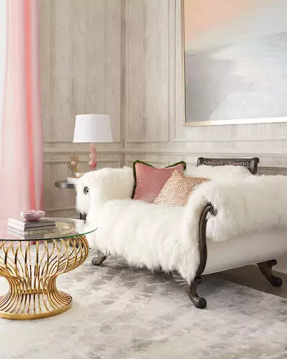 Fur bedspreads sa isang sofa o kama