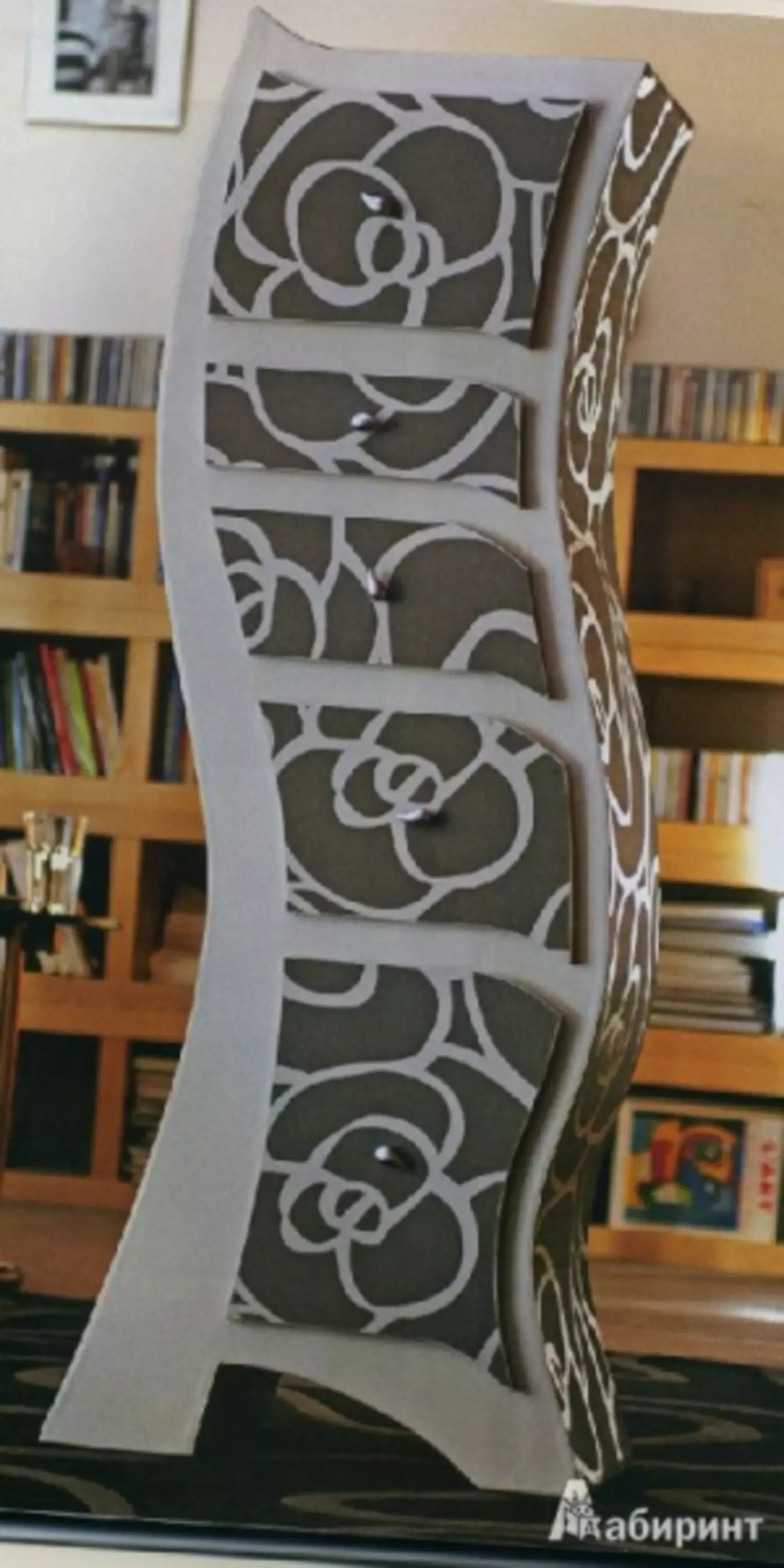 డ్రాయింగులతో వారి స్వంత చేతులతో కార్డ్బోర్డ్ నుండి డ్రస్సర్: MK తో ఫోటోలు మరియు వీడియో