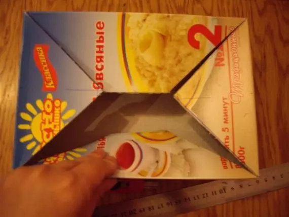 Dresser aus Pappe mat hiren eegenen Hänn mat Zeechnungen: MK mat Fotoen a Video