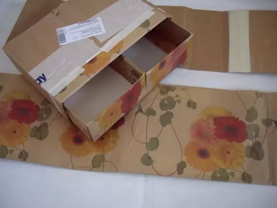 Dresser aus Pappe mat hiren eegenen Hänn mat Zeechnungen: MK mat Fotoen a Video