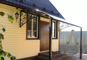Skydelis-baldakimu per polikarbonato verandą su savo rankomis