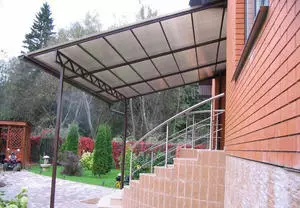 Skydelis-baldakimu per polikarbonato verandą su savo rankomis