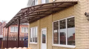 Visor-baldakin over verandaen af ​​polycarbonat med egne hænder