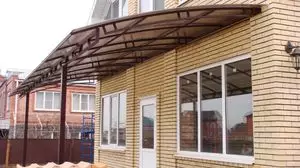 Visor-luifel over de veranda van polycarbonaat met zijn eigen handen