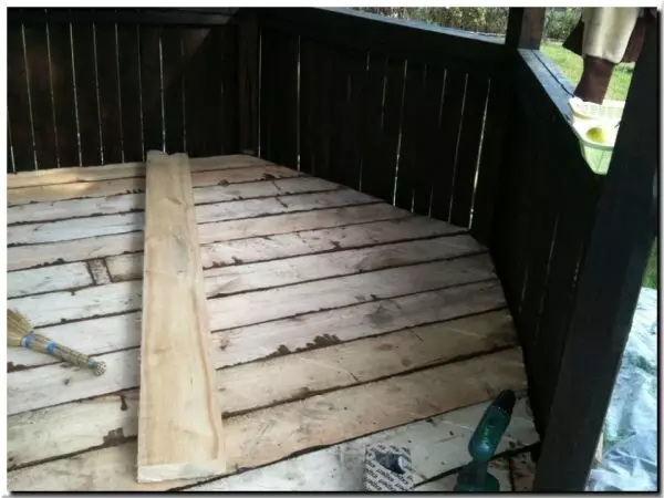 Bagaimana untuk menutup lantai kayu dalam gazebo: formulasi pelindung dan sifatnya