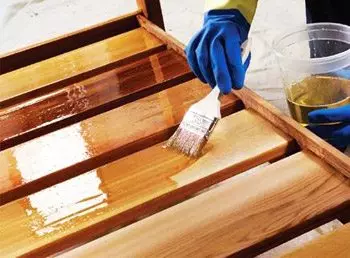 Comment couvrir le plancher en bois dans le belvédère: des formulations de protection et leurs propriétés