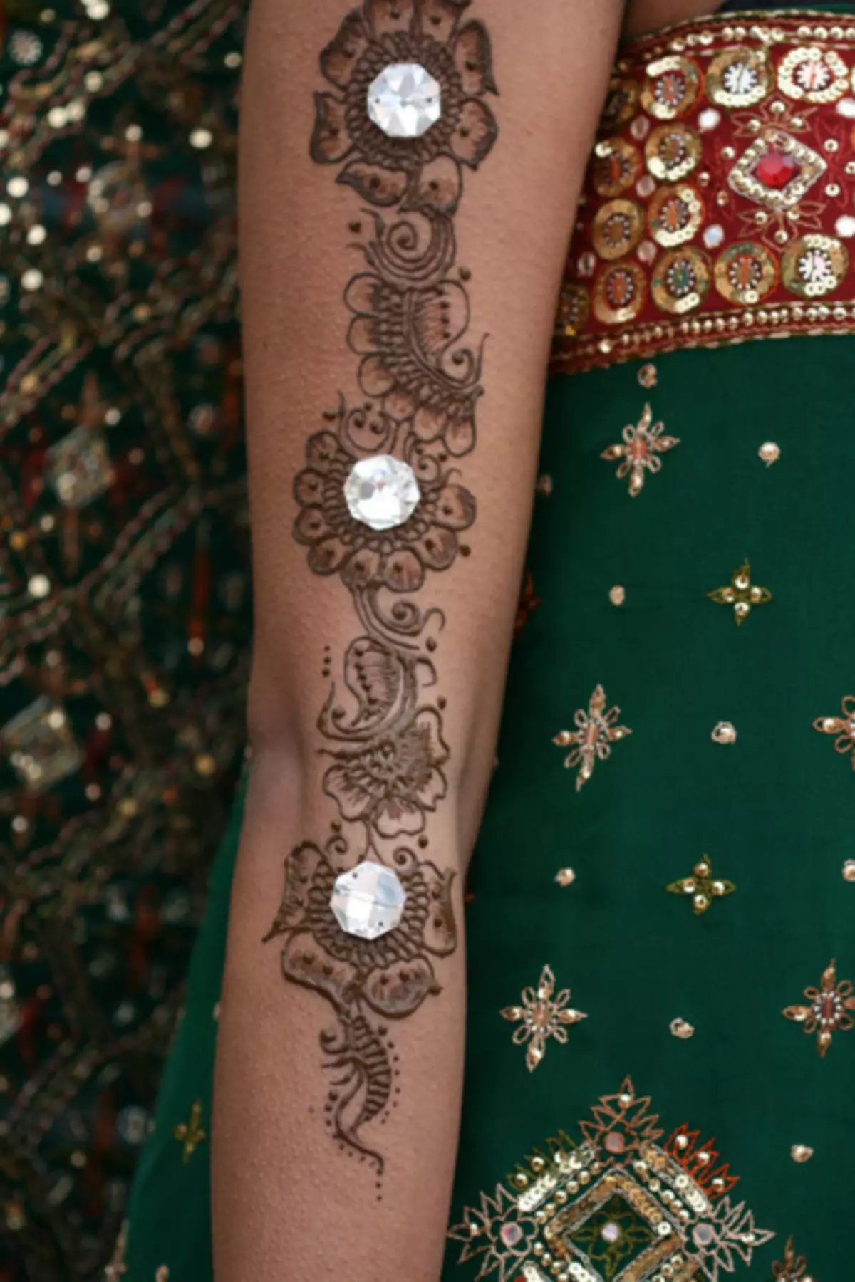 Pintar henna a la mà a casa: plantilles amb fotos i vídeo