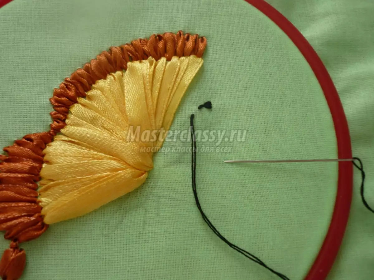 Butterfly fra Ribbons gør det selv for en dreng i stilen i Kanzashi