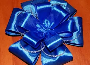 Bow ea Satin Ribbon Dorive bakeng sa sehlopha kapa moriri ka foto