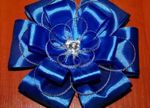 Bow du ruban de satin Faites-le vous-même pour un bouquet ou des cheveux avec une photo