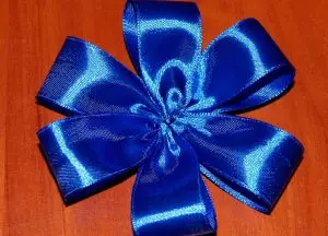 Bow of Satin Ribbon melakukannya sendiri untuk karangan bunga atau rambut dengan foto