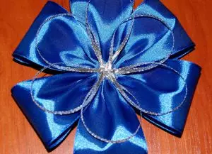Bow du ruban de satin Faites-le vous-même pour un bouquet ou des cheveux avec une photo