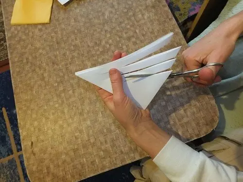 Kā veikt lielapjoma sniegpārsliņu no papīra - maģistra klase