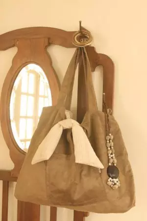 스웨이드에서 여성 가방 : 패턴 및 마스터 클래스에 손으로 바느질
