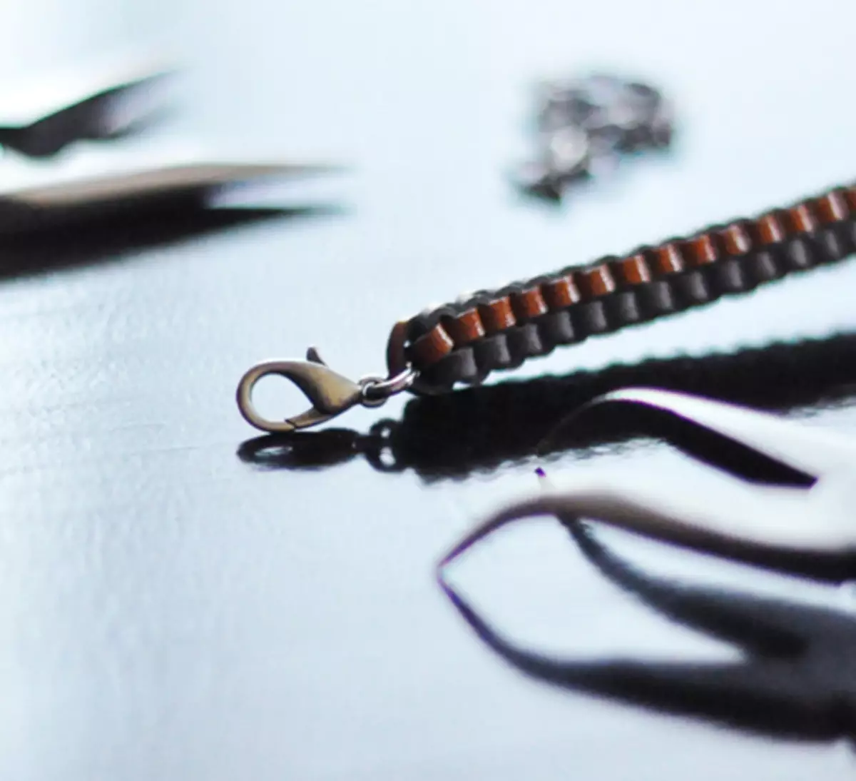 Weaving leather bracelets