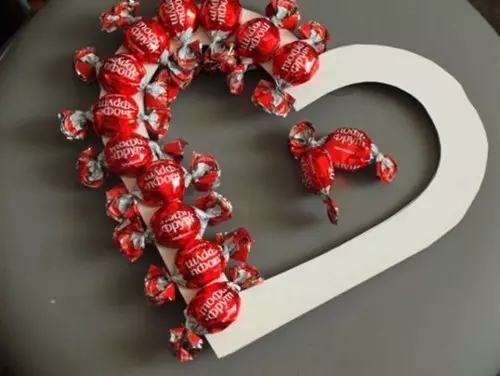 Hoe maak je valentijn uit stof en van Candy voor een man of voor een vriend