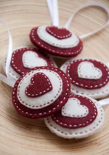 Како да се направи Валентин од ткаенина и од бонбони за еден човек или за пријател