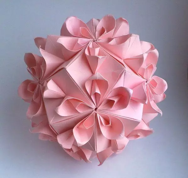 Bola dari warna dengan skema dalam teknik quilling dan origami