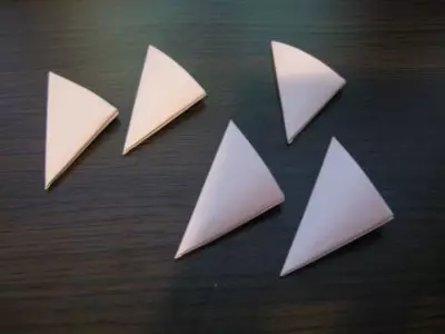 Bola de colores con esquemas en técnicas de quilling y origami.