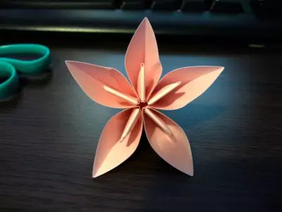Top nga ngjyrat me skema në teknikat e quilling dhe origami