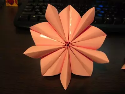 Bola de cores con esquemas en técnicas de quilling e origami