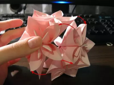 Bola de colores con esquemas en técnicas de quilling y origami.