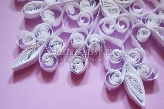 Quilling: ဓာတ်ပုံအစီအစဉ်များနှင့်အတူ Master Class တွင် Snowflake ခြေလှမ်း