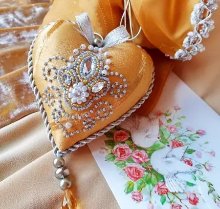 ლამაზი beaded საშობაო დეკორაციები