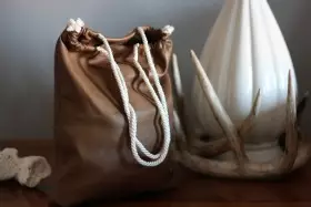Bag-bag gawin ito sa iyong sarili: pattern na may paglalarawan sa pamamagitan ng pagtahi