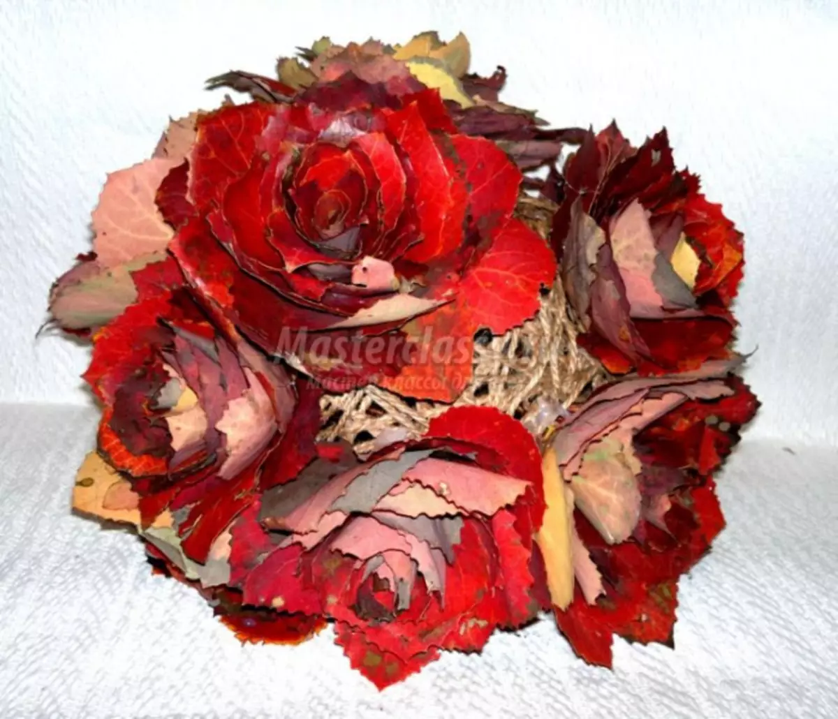 букет роз из кленовых листьев фото