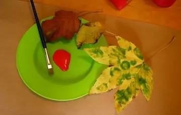 Herbsthandwerk machen es selbst im Kindergarten