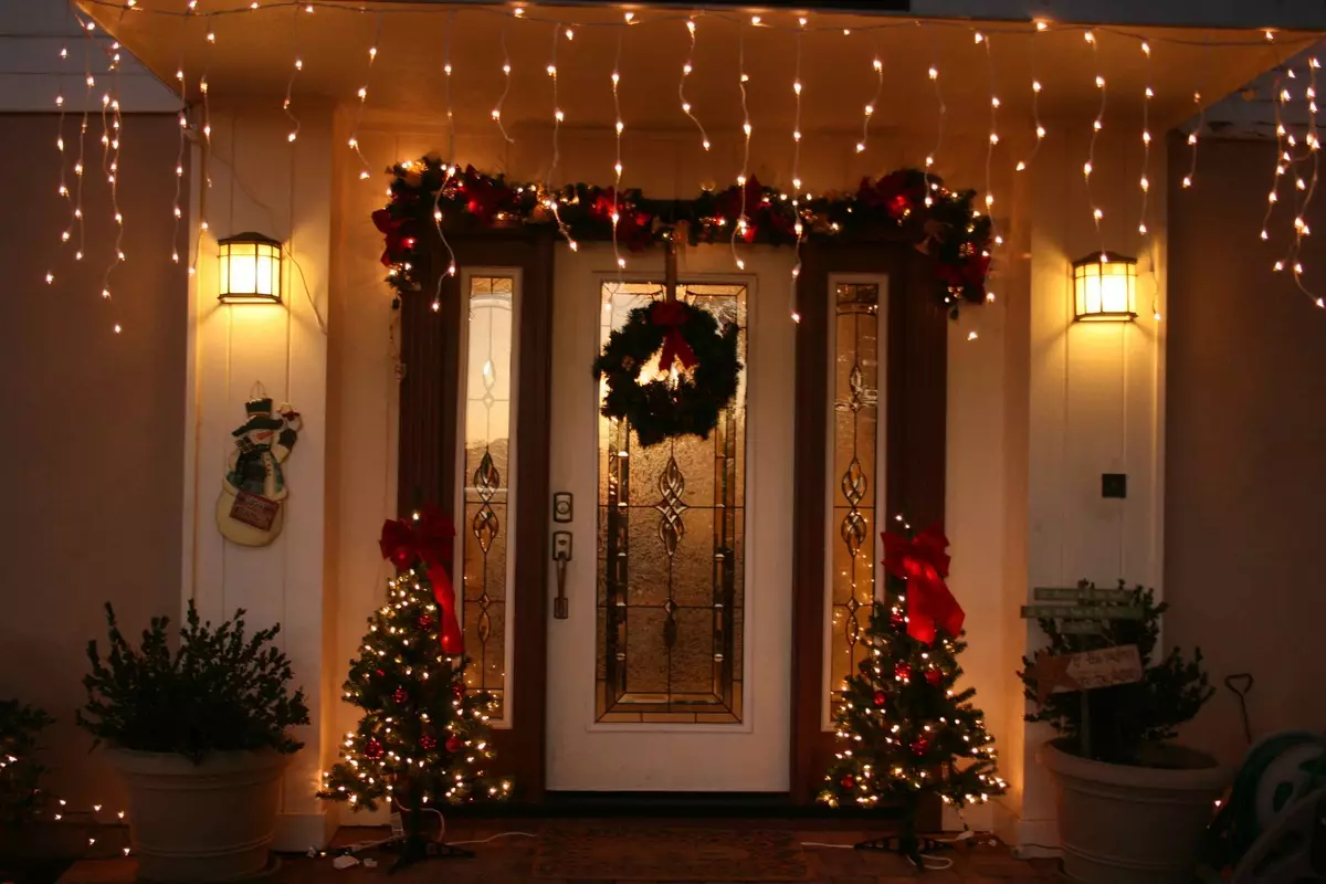How to decorate the facade of the house for the new year by garlands