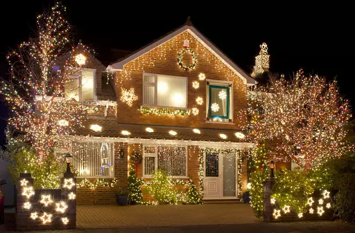 Como decorar a fachada da casa para o novo ano por guirlandas