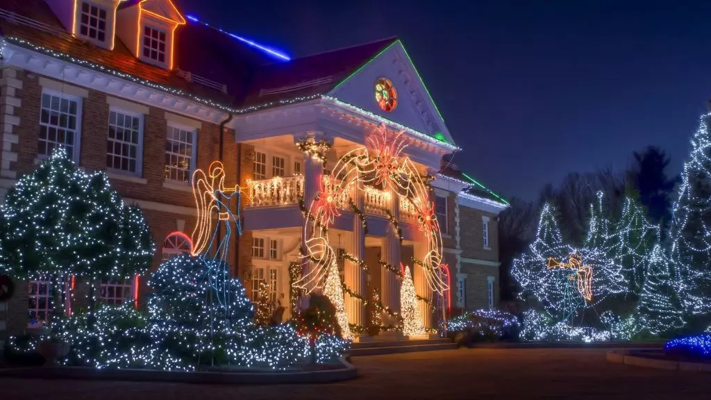 Como decorar a fachada da casa para o novo ano por guirlandas