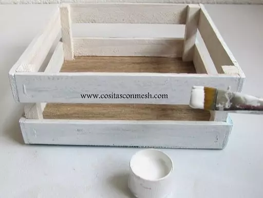 Een houten kist versieren met verven