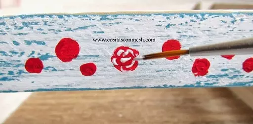 Украсување на дрвена кутија со бои