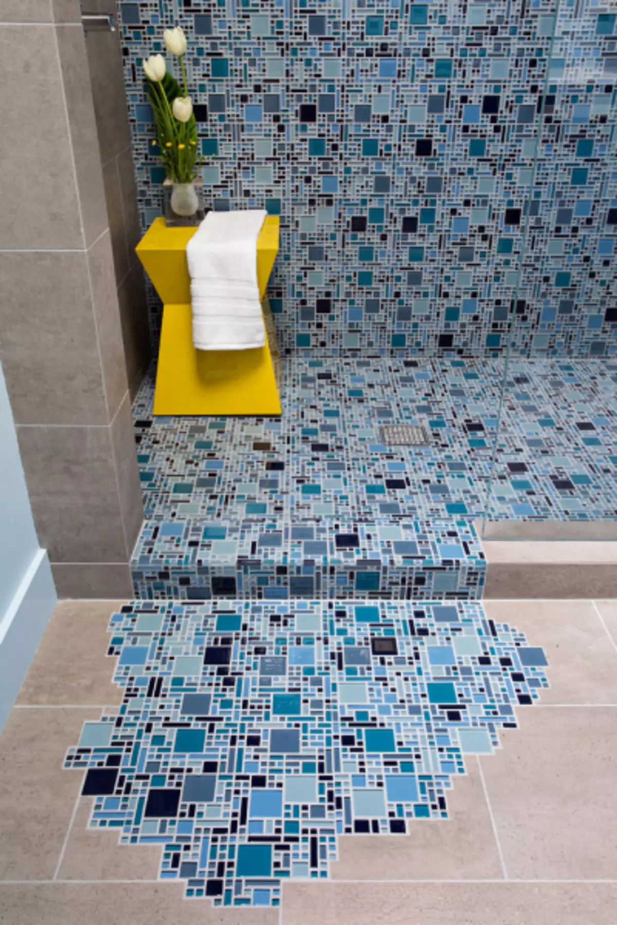 Мозаик со свои плочки во бањата: Како да направите со фотографии и видеа